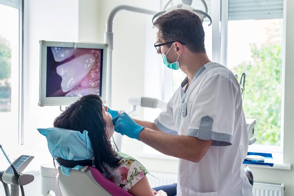 dentist using dental technology | dentist in the hamptons