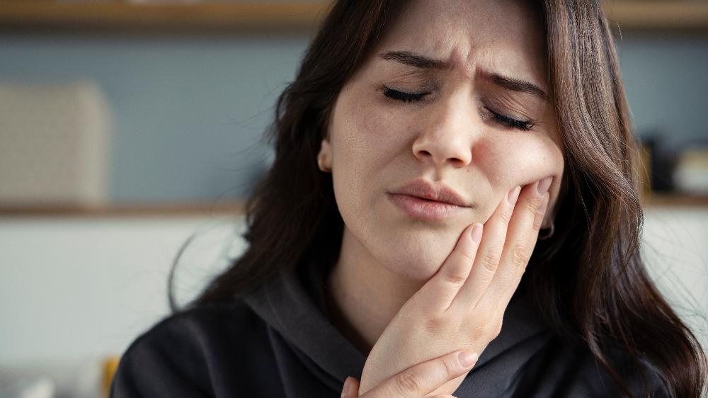 woman in pain holding jaw | emergency dentist southampton ny