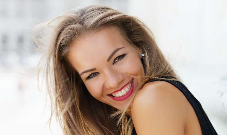 Blonde woman smiling with her white teeth in New York